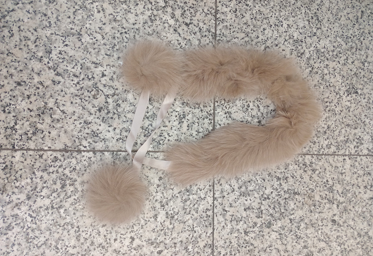 colar beige